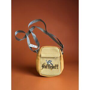 WIZARDING WORLD OF HARRY POTTER Hufflepuff Yellow Crossbody Sport Bag NEW NWT